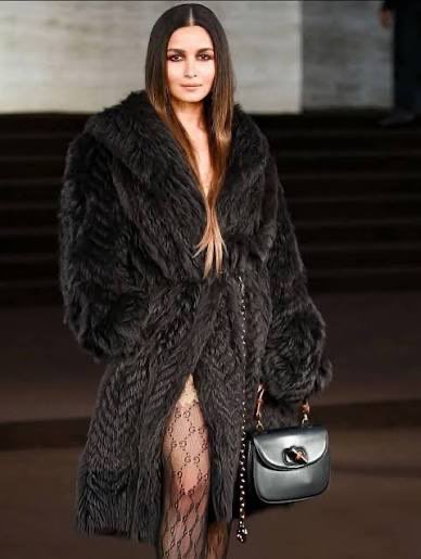 MumukshuSavitri's tweet image. These Bollywoodiya hypocrites are really something else. 

The audacity to tell Hindus not to fly kites on their festivals while Alia Bhatt herself wore a dramatic black fur coat on Milan Fashion Week red carpet as part of Gucci’s La Famigliacollection. The Gucci’s official…