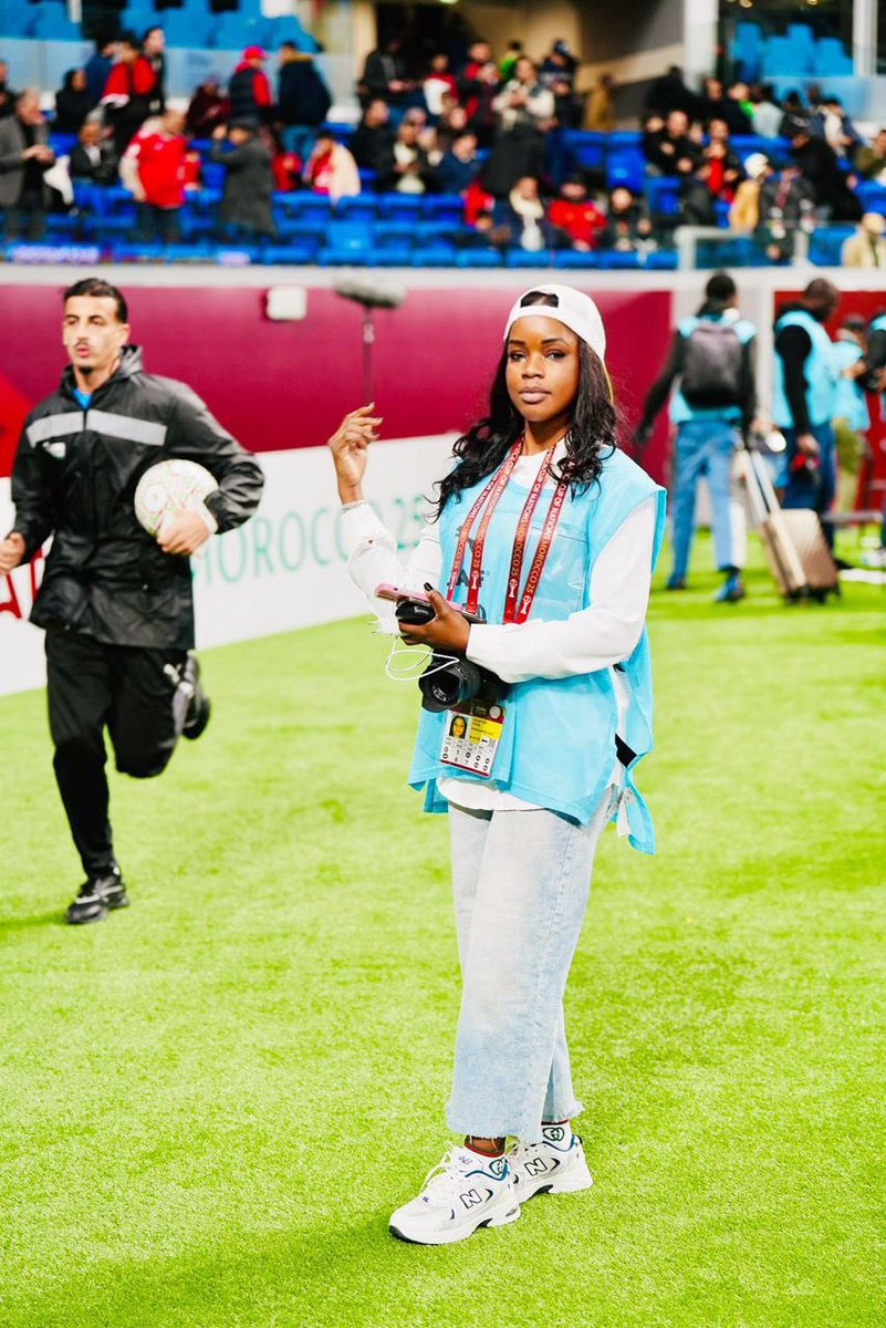 AichouWaly's tweet photo. Ma passion pour le football m’a d’abord appris à raconter les histoires avec des mots ; aujourd’hui, elle m’apprend à les capturer avec la lumière. Journaliste de sport par vocation, photographe en devenir par amour du jeu. ❤️⚽️🇸🇳🤗 https://t.co/ZXLnO9Xteb
