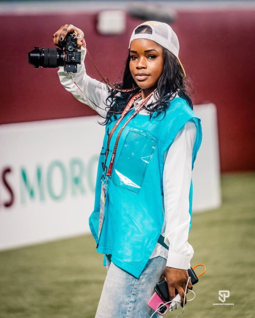 AichouWaly's tweet photo. Ma passion pour le football m’a d’abord appris à raconter les histoires avec des mots ; aujourd’hui, elle m’apprend à les capturer avec la lumière. Journaliste de sport par vocation, photographe en devenir par amour du jeu. ❤️⚽️🇸🇳🤗 https://t.co/ZXLnO9Xteb