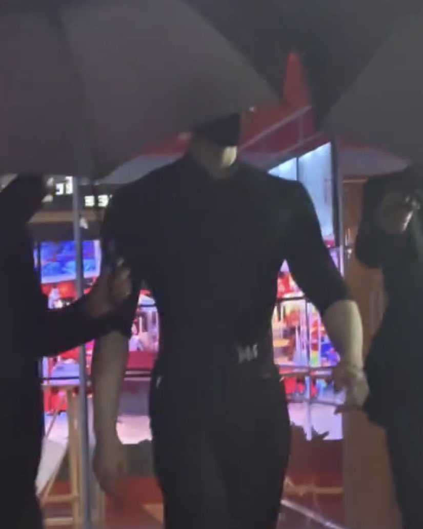 msSyluna's tweet image. HOLY FUCK.

THEY HAVE THE SYLUS COSER IN THE BLACK COMPRESSION SHIRT 🫠