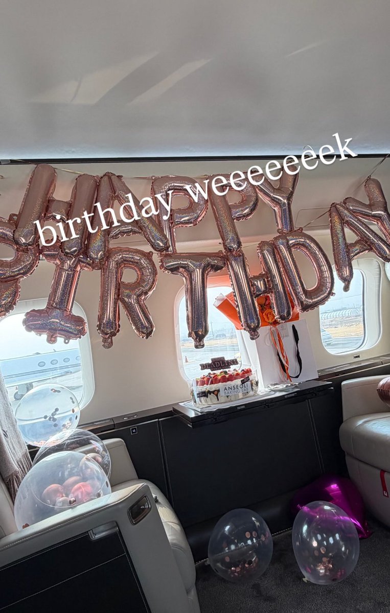 misskoreaJisoo's tweet photo. ROSÉ y JISOO le organizaron una sorpresa de cumpleaños a JENNIE en su camino a Japón 🥹🫶🏻😭 https://t.co/1EUGMOMYxP