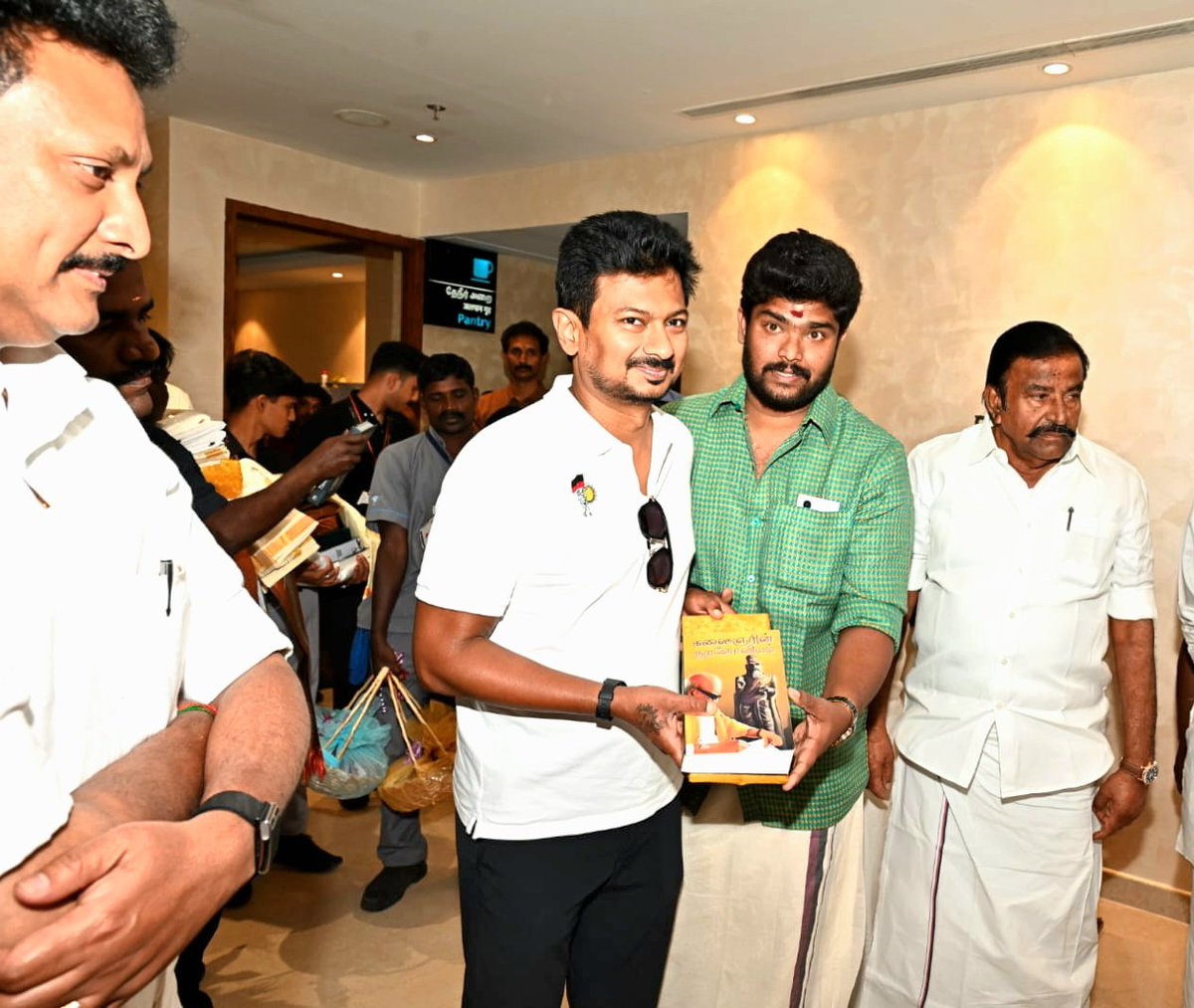 LalgudiSurya's tweet photo. 15/01/2026!இன்று திருச்சிக்கு வருகை தந்த கழக இளைஞரணிசெயலாளர் மாண்புமிகு தமிழகத்தின் துணை முதல்வர் பாசத்திற்குரிய அண்ணன் அவர்களை எங்களது குடும்ப தலைவர் கழக முதன்மை செயலாளர் அவர்கள் தலைமையில் அண்ணன் அவர்களுக்கு தை திருநாள் பொங்கல் நல்வாழ்த்துக்கள் கூறி சிறப்பாக வரவேற்றோம்🥳✨💐🌾😍 https://t.co/CDumr0JKwk
