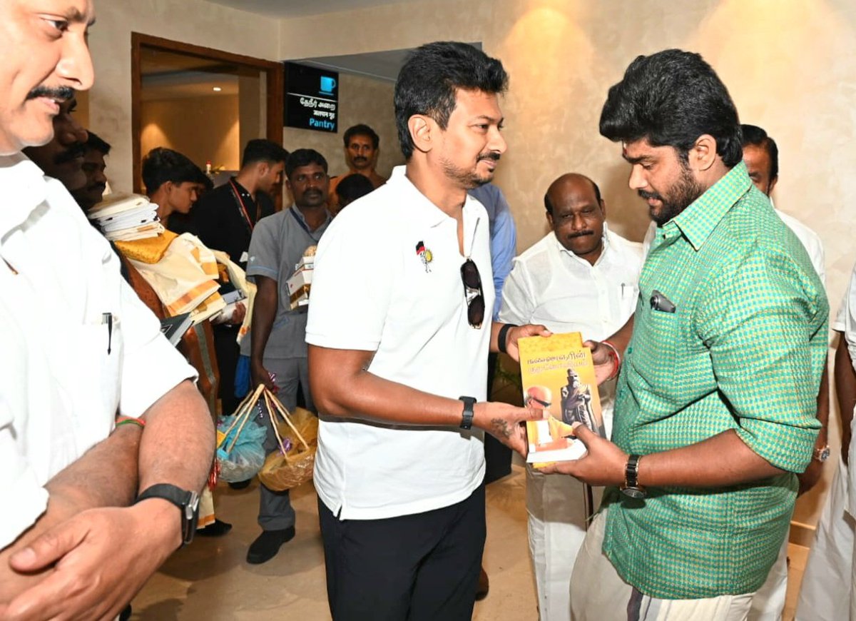 LalgudiSurya's tweet photo. 15/01/2026!இன்று திருச்சிக்கு வருகை தந்த கழக இளைஞரணிசெயலாளர் மாண்புமிகு தமிழகத்தின் துணை முதல்வர் பாசத்திற்குரிய அண்ணன் அவர்களை எங்களது குடும்ப தலைவர் கழக முதன்மை செயலாளர் அவர்கள் தலைமையில் அண்ணன் அவர்களுக்கு தை திருநாள் பொங்கல் நல்வாழ்த்துக்கள் கூறி சிறப்பாக வரவேற்றோம்🥳✨💐🌾😍 https://t.co/CDumr0JKwk