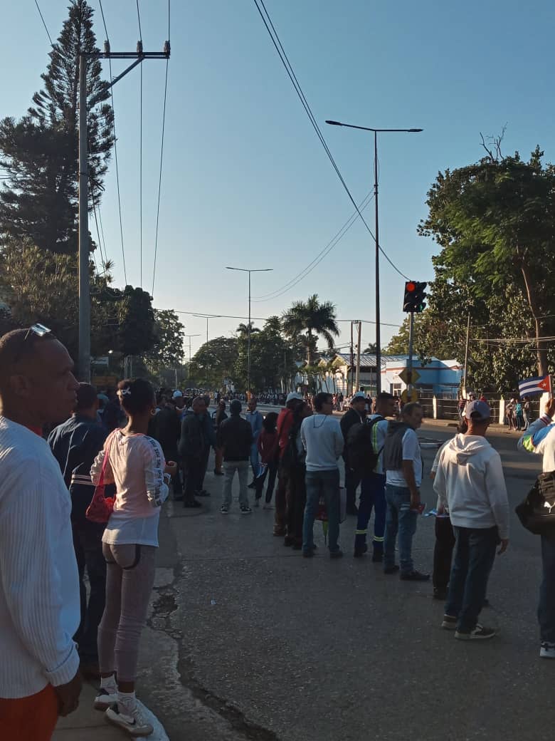 etecsa_dvpe's tweet photo. Desde tempranas horas de las mañana en diferentes puntos de la capital la #Dvpe rinde tributo a los hermanos caidos en 🇻🇪. "La muerte no es verdad cuando se ha cumplido bien la obra de la vida" #HonorYGloria https://t.co/4LXMwqUZv0