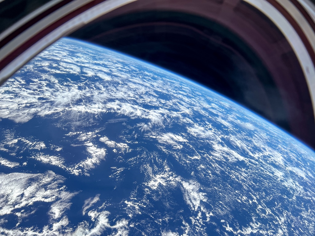 AstroPeggy's tweet image. Our #Ax4 crew enjoyed a crystal clear view of Earth on the way to the @Space_Station.