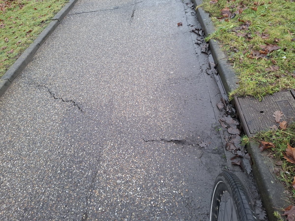 Fietser_Zwolle's tweet photo. Dag @Gemeente_Zwolle het #fietspad langs de Rijnlaan richting Zwartewaterallee ter hoogte van de Dobbe heeft al heel lang tientallen scheuren en rillen die al een keer weggefreesd zijn. De honderden fietsers hier hebben recht op een beter fietspad https://t.co/ibJoMPIYhd