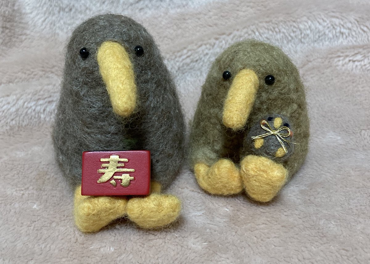 しぞーさん<a href="/CISEAUX__naomiM/">シゾー (CISEAUX) - Naomi Miyazaki</a> のところでお迎えしたお祝いトリ。屏風もついててめでたい感じ🎍お酒をお借りする先住キーウィ🥝お酒の中にもキウイ🥝が入ってて我が家のキーウィたちにもよく似合います。