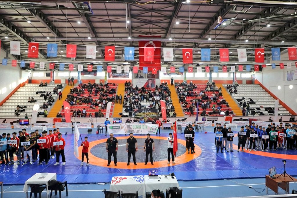 📍#GaziKars İsmail Aytemiz Spor ve Sergi Sarayı

 Valimiz Ziya Polat, 15-18 Ocak 2026 tarihleri arasında 18 ilden 450 sporcunun katılımıyla gerçekleştirilecek olan "U-17 Serbest ve Grekoromen Grup Güreş Müsabakaları" açılış seremonisine katılarak, tüm güreçcilere başarılar