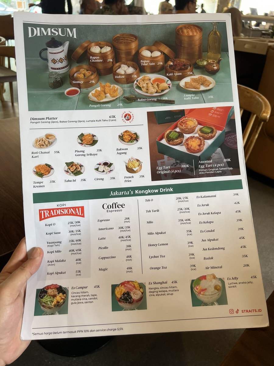 Having lunch di Straits, Menteng. Pesen nasi rames rendang dan bihun kari.

Dua-duanya enak, kalau kata food vlogger bumbunya medhok wkwk. Servicenya OK, dan tempatnya nyaman.