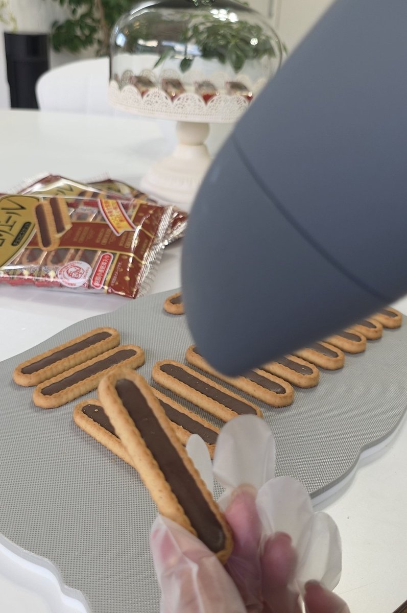 ブルボンのチョコリエールのチョコ部分をドライヤーで少し溶かして(10秒くらい)、ダイソーのアラザンとかチョコペンでデコってダイソーの袋に入れたらめっちゃかわいくなります

しかもチョコリエールは￥150で14個入り…これだけ作っても￥1,000しないから、女児のばら撒きチョコに最高