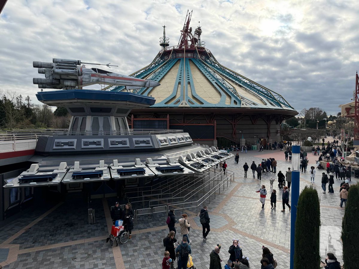 🔧 With Main Street Station temporarily closed for the removal of the Christmas Tree, Guests can enjoy Discoveryland Station for a few days:
