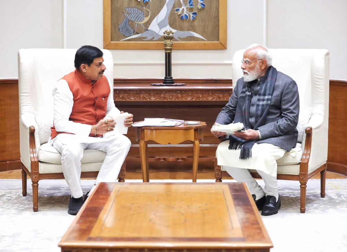 DrMohanYadav51's tweet image. आदरणीय प्रधानमंत्री श्री @narendramodi जी से आज नई दिल्ली में भेंट कर उनका मार्गदर्शन प्राप्त किया।

इस अवसर पर प्रधानमंत्री जी को 'नक्सल मुक्त मध्यप्रदेश' के लक्ष्य को समय से पूर्व पूर्ण करने की जानकारी दी। सरकार की 2 वर्षों की उपलब्धियों, आगामी कार्ययोजना एवं 'समृद्ध…