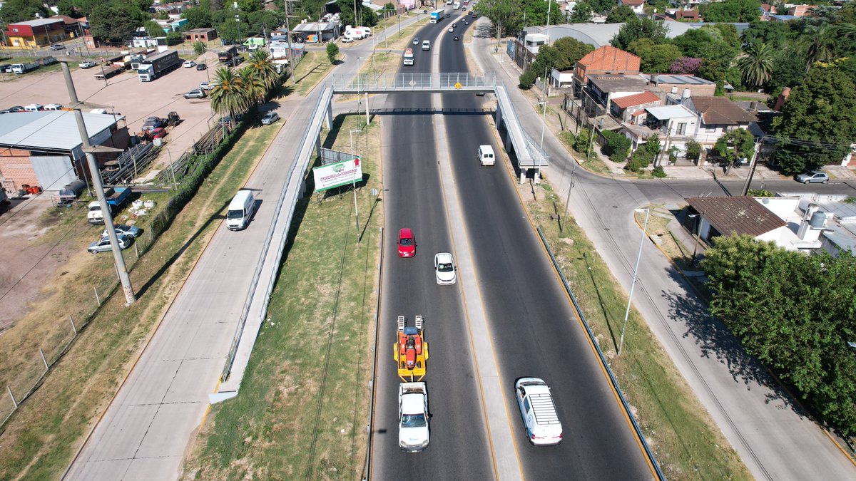 CascallaresPJ's tweet photo. ¡NUEVO PUENTE PEATONAL SOBRE RUTA 4!

🏗️⚠️ Gracias al trabajo articulado con @Kicillofok y @gkatopodis habilitamos el nuevo Puente Peatonal sobre la avenida Monteverde o Camino de Cintura para facilitar y mejorar la circulación peatonal, y también mejorar la seguridad vial de los vecinos.

🚧👷 Se trata de una imponente estructura de hormigón con una altura (gálibo) de 5,30 metros lo que permite una óptima circulación de todo tipo de rodados.

🚘🚦Incluye además descansos intermedios y accesibilidad por rampas, iluminación y barandas de seguridad. @JuanoFabiani @paulaeichel 

#BrownConVos