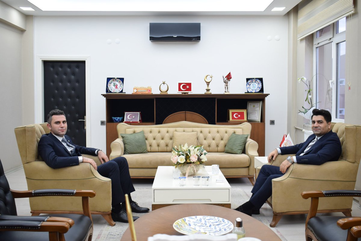 Kaymakamımız Sayın Mehmet Kaan KİNİ, Selendi Kaymakamı Sayın Mücahit Enes Yıldız’ı makamında konuk etti. Nazik ziyaretlerinden ötürü kendilerine teşekkür ederiz.