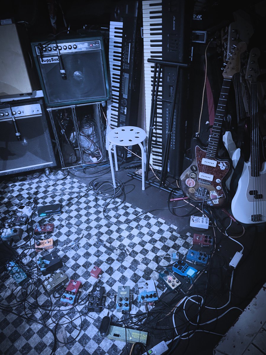 ホンノマジカナハル 中野坂上Aja 終了。楽しかったありがとう。パンクを通過した人たちの出す音って感じが好き。打ち上げでラピスさんの音楽遍歴とか話してくれた。次は４月にまた一緒にやれる。ヤマ