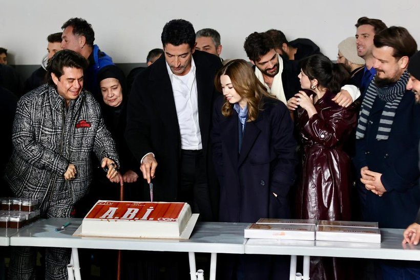 afrasource's tweet image. 260115 | #AfraSaraçoğlu and the cast and crew of #Abi celebrating the first episode’s ratings.

© atv