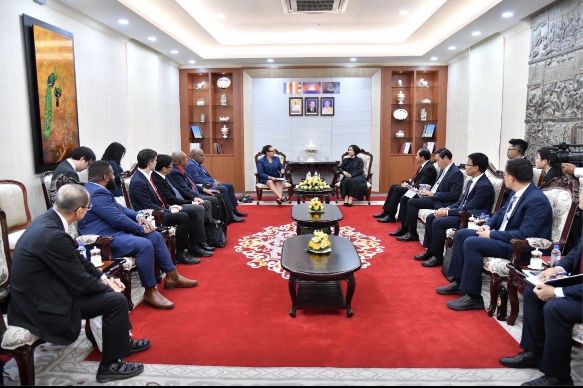 パプアニューギニア中銀総裁達と共に、ソラミツが手掛けたカンボジアのBakongの視察に行って参りました。

面談には日本から内閣官房、日本大使館からもご参加頂き、各国の友好と発展を願いあつい議論を交わしました。