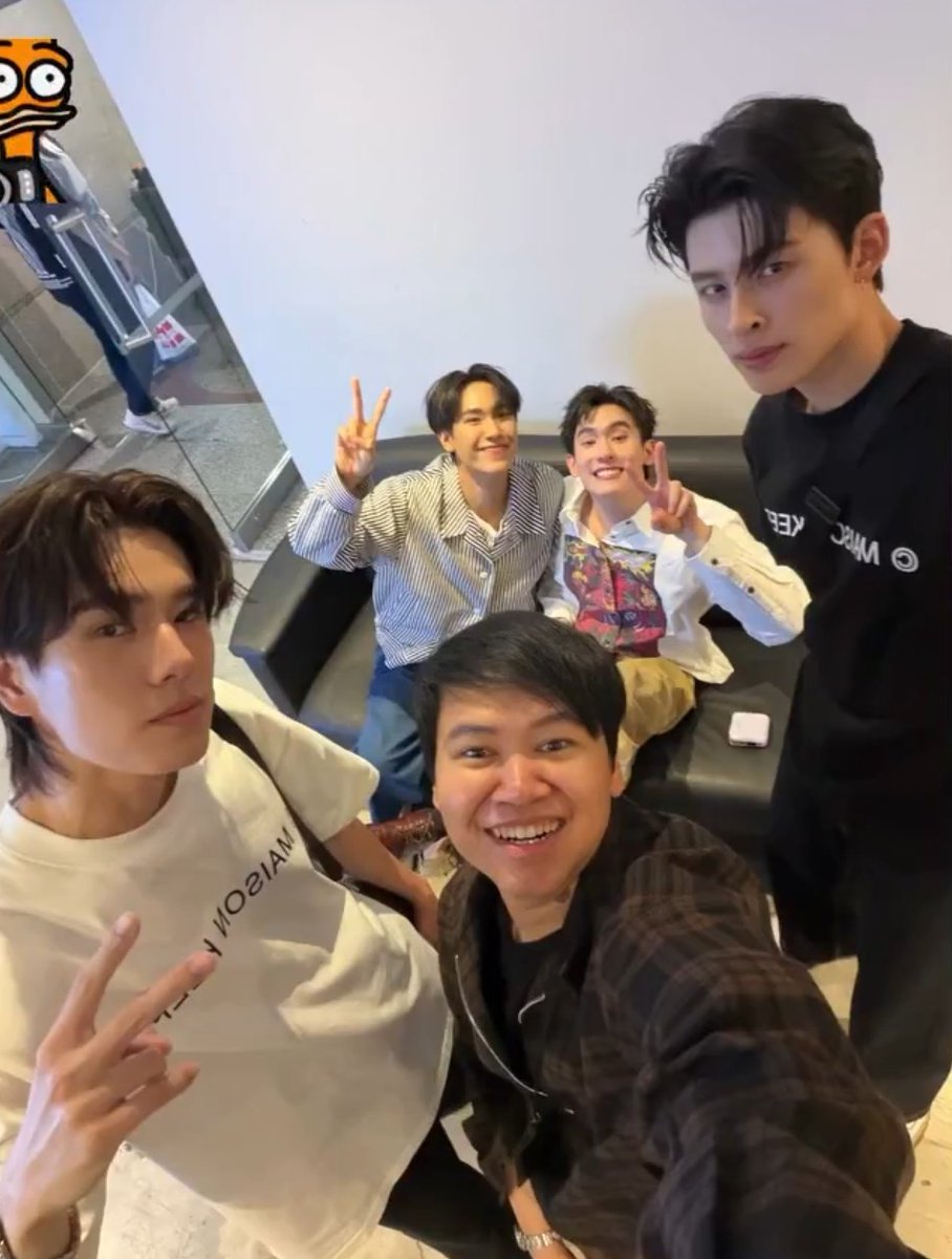 mumuxppw's tweet photo. ดูเอานะ ตั้งแต่เจอกันที่สนามบินวันนั้น ก็ 0 อัพโซเชียล ถ้าไม่มีลงงานหรือคนถ่ายลงคงไม่ได้เห็นหน้าลูกบนไอจี เพราะขลุกตัวอยู่กับคุณปอนด์ทั้งวัน 

วันนั้นตอนอยู่เชียงใหม่แล้วถ่ายรูปส่งมาให้ชั้นดูว่ากินข้าวเท่าแมวดม ไอเราก็หลงคิดว่านางคิดถึงแม่อย่างชั้น พอวันนี้เห็นดูเจริญอาหารทันตา ก็เลยรู้เลยว่าคงเป็นเพราะคุณปอนด์จริง ๆ เห้อ แต่อย่างน้อยก็ดีใจที่ลูกชายพอจะกินข้าวได้บ้าง ทั้งที่วันนั้นก็เป็นกะเพราเหมือนกัน แต่เหลือพูนจาน สงสารนางมากจริง ๆ แล้ววันนี้ฮีไม่ทักมางอแงกับชั้นเลยนะ มาเจออีกทีก็รู้ว่าใส่ชุดคู่ ไปเจอกับคุณปอนด์ ตอนเห็นไอจีพี่เอ็กซ์นี่แหละ แต่แอบตกใจ ไม่คิดจะไปตามเฝ้ากันทั้งวันขนาดนี้ ไม่รู้ว่าตามไปงานรับปริญญาด้วยมั้ย เดี๋ยวไลน์ไปถามให้นะ ๆ แต่คิดว่าไม่น่าจับมือถือ เพราะกินปิ้งย่างกับคุณปอนด์อยู่