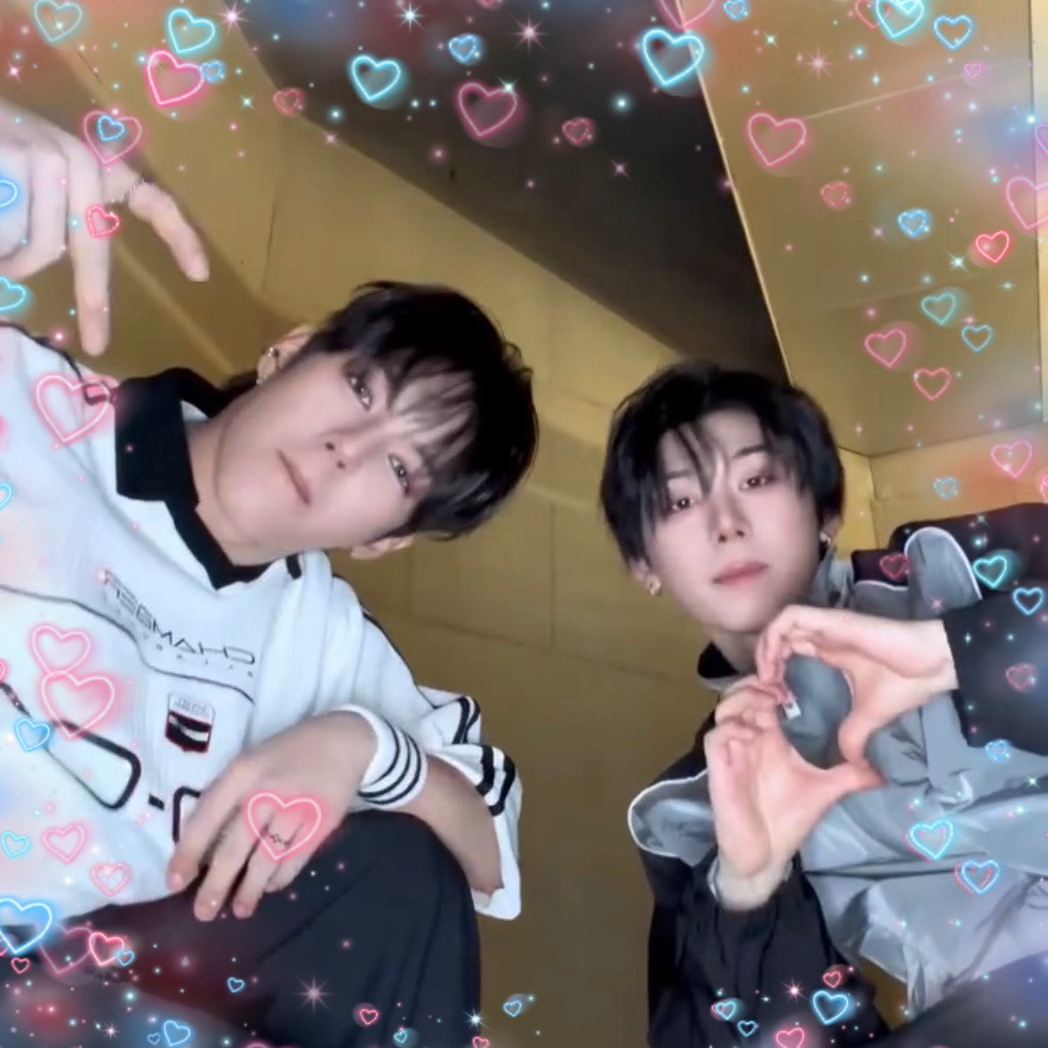 HaneulzPH's tweet image. 𝐇𝐀𝐍𝐄𝐔𝐋𝐙 𝐋𝐎𝐕𝐄 𝐌𝐄 𝐇𝐀𝐑𝐃𝐄𝐑 
𝐆𝐈𝐕𝐄𝐀𝐖𝐀𝐘 🎬 
sponsored by 🏡 𝑯𝒂𝒏𝒆𝒖𝒍𝒛𝒄𝒊𝒆𝒏𝒅𝒂 🏡

1 winner The Passage Higher PB POB Set
15 winners of The Passage QR ver
27 winners of  The Passage Photobook set

Mechanics:
🌩️ Follow @AHOF_official
🌩️ Follow…