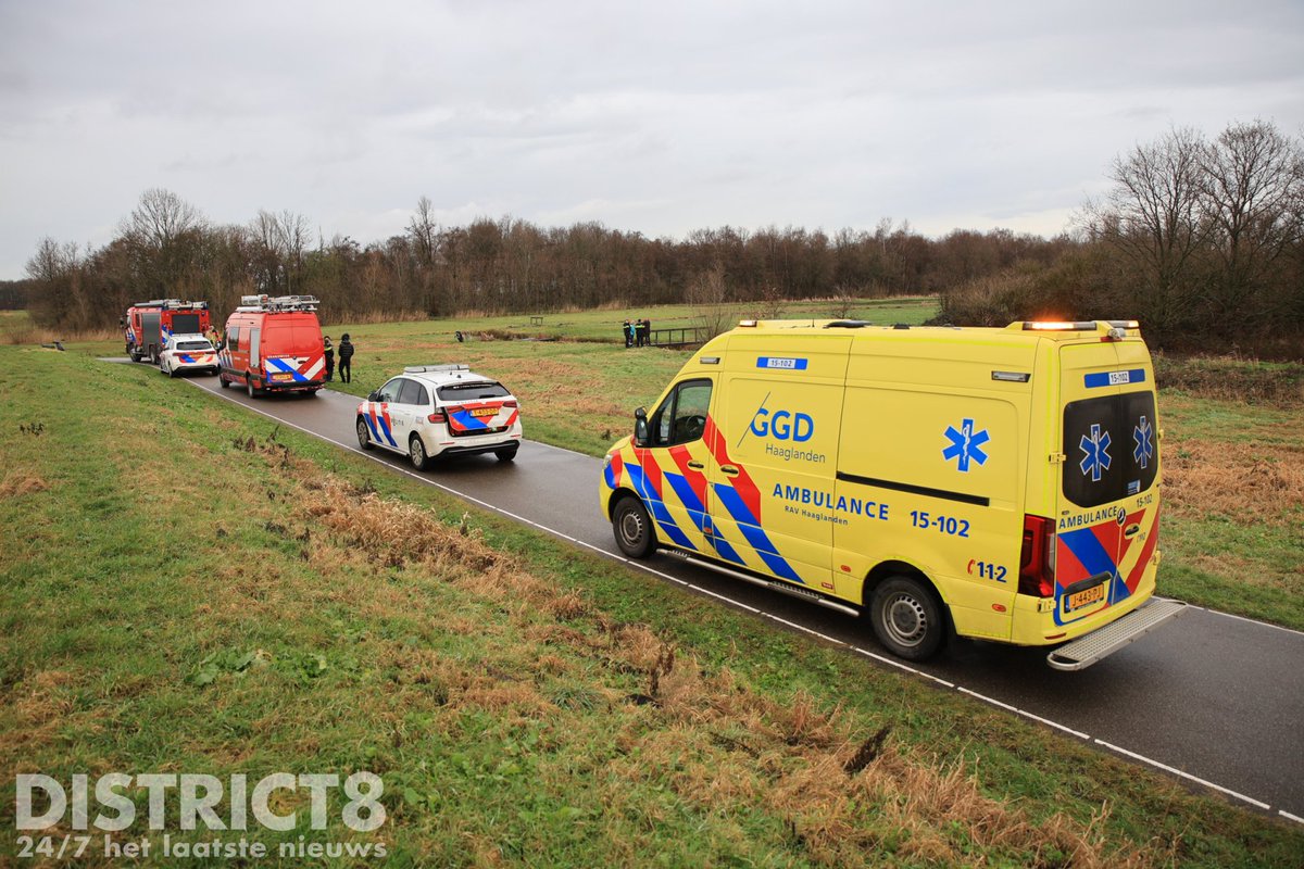 RedactieD8's tweet image. Hulpdiensten hebben een paard uit een sloot gehaald aan het #Dubbeldankpad #Delfgauw. Meerdere mensen hielpen bij de redding. Eén man kreeg een trap van het paard en werd opgevangen door ambulancepersoneel. Drie anderen zijn ter plaatse nagekeken.
