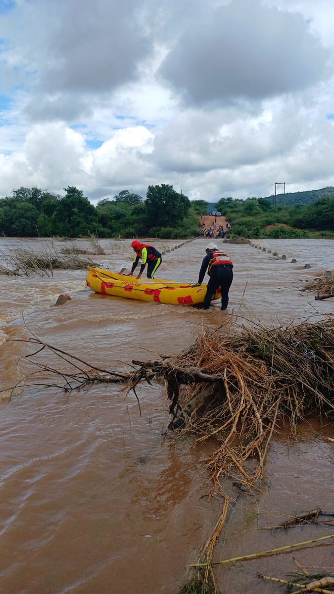 SAPoliceService's tweet image. #sapsLIM [AT THIS HOUR] #SAPS pilots and #SearchandRescue teams, working alongside the #SANDF and other emergency services, have been deployed to assist with the rescue of residents stranded by severe flooding in parts of Limpopo.

President Cyril Ramaphosa has visited the flood…