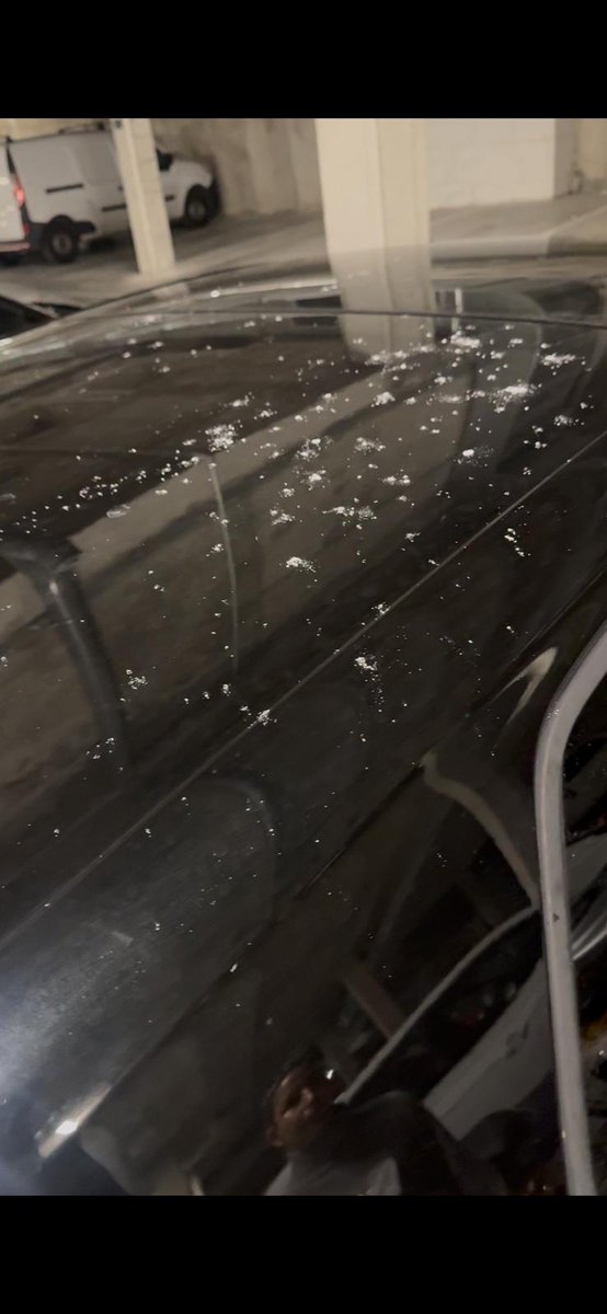 Goteras constantes en el parking obligan a los vecinos a cubrir los coches con lonetas. Pagamos por viviendas dignas, no por improvisar soluciones. La construcción es nefasta, al menos que el mantenimiento sea decente #Avalon ¿Es esto lo esperado en el Plan Vive <a href="/ComunidadMadrid/">Comunidad de Madrid</a>?