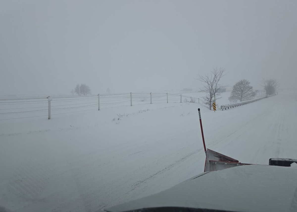 SnipsLandscape's tweet photo. Snow Day in Niagara! 
With today’s weather, cancellations are everywhere and for good reason. It’s not safe to be on the roads unless you need to be.
While most are staying in, our Snips snow team is out doing the best we can to keep our commercial sites safe and accessible. https://t.co/2a7cgsdxPZ