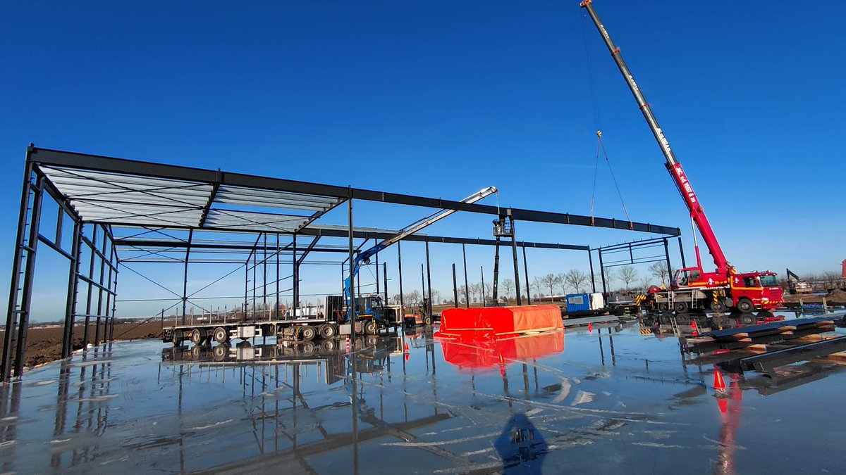 Deze balk van ruim 26 meter was over de cabine van de vrachtwagen geladen! We monteren de #staalconstructie voor een #bewaarloods van 55 x 52 meter in #Marknesse. Over enkele weken maken we ook nog een #werktuigberging 46x24 meter voor hetzelfde adres. riezebos-constr.nl