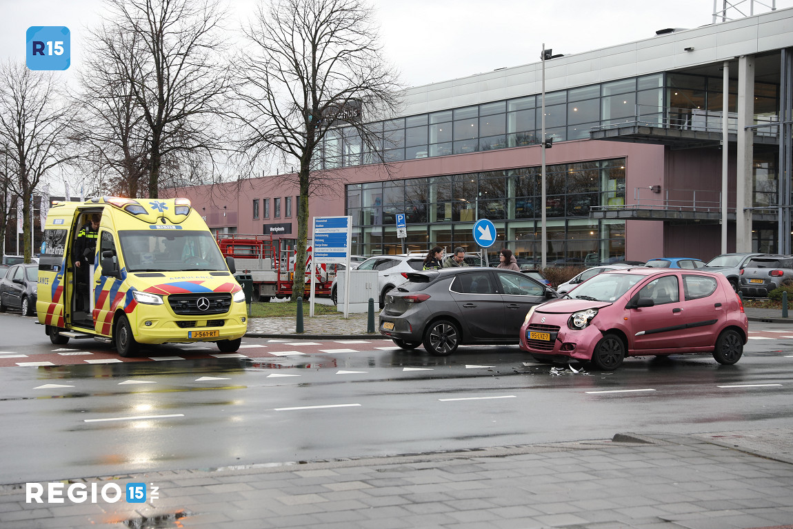 Aanrijding twee auto’s op de Zichtenburglaan in Den Haag