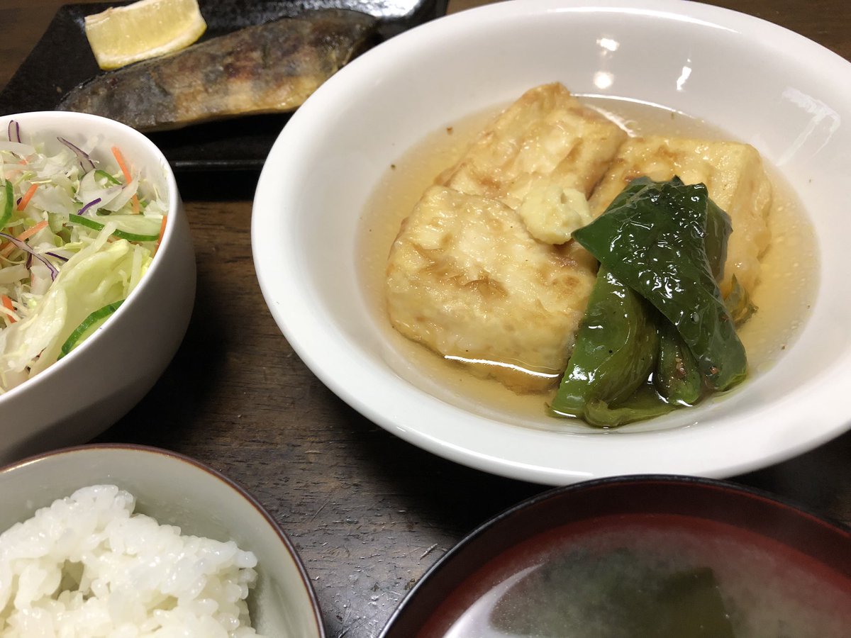 木曜日お疲れ様でした。懐かしい村さ来やつぼ八みたいな組み合わせになってしまった。ホッケの焼いたの、揚げ出し豆腐、サラダ、ごはん、お味噌汁。

#塾長の夜食 #夜食 #おうちごはん𓎩𓌉𓇋