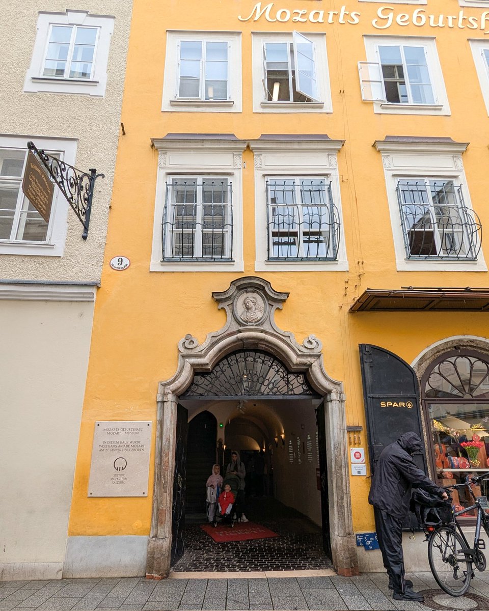 ザルツブルグといえばモーツァルト🎹
実際に住んでいた家がミュージアムになっていて、家具や楽器などが展示してあるよ

私達はザルツブルグカード(24時間・35ユーロ)を購入して、モーツァルトの家と生家の両方と、ザルツブルグ城などを見学しました。バスやケーブルカーも乗り放題なので便利✨