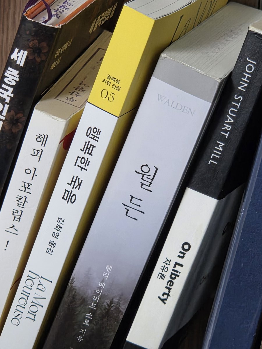 solzvb's tweet image. ₊˚ʚ₍올해의 다짐₎₊˚✧ ﾟ.
1. 책을 읽자.
2. 기록을 하자.