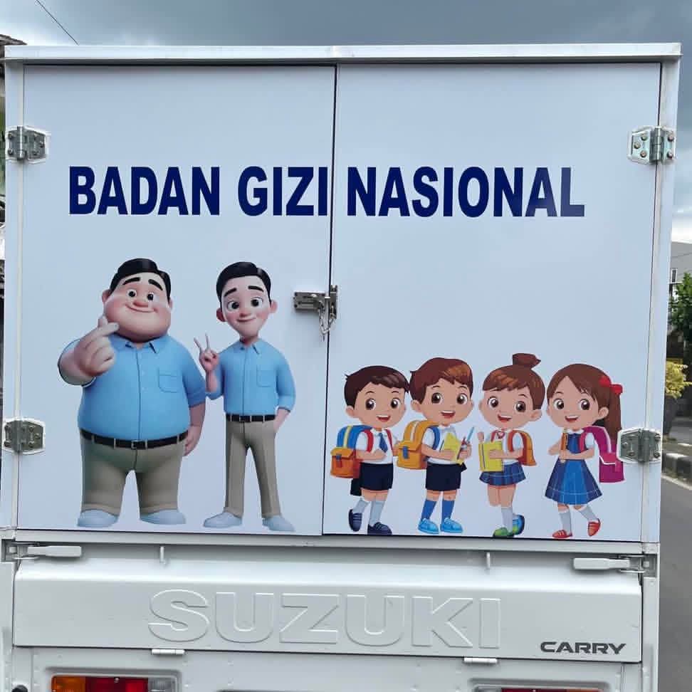 Opposisi6890's tweet image. Uang Program MBG itu sumbernya dari pajak rakyat, bukan dari uang “oke gass”
*Bantuan ditempeli stiker Prabowo
*Tas bansos ada tulisan “fufufafa”
*Mobil BGN dipasangi logo “gemoy”
Dana APBN cuma buat pencitraan pribadi. 
Ingat,kita ini negara dengan jumlah penduduk termiskin dua