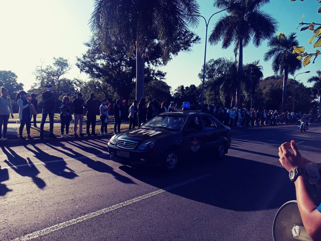 CUBAPEL's tweet photo. #HonorYGloria para los 32 compatriotas cubanos caídos en el cumplimiento del deber en la República Bolivariana de Venezuela. #CubapelPresente en el recibimiento de sus restos mortales. https://t.co/EvnYMSKPDN