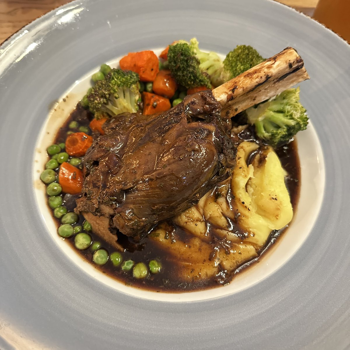 RobiMangia's tweet image. Lamb Shank for lunch in the #Cotswolds. Beautiful old towns!