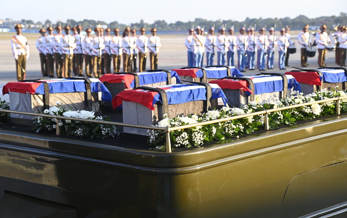 Wir heißen unsere tapferen Kämpfer, die in Venezuela während des abscheulichen Angriffs der Vereinigten Staaten gefallen sind, in unserer Heimat willkommen.  Kuba empfängt sie mit Stolz und bekräftigt sein unerschütterliches Bekenntnis zu Vaterland und Tod.  #HonorYGloria