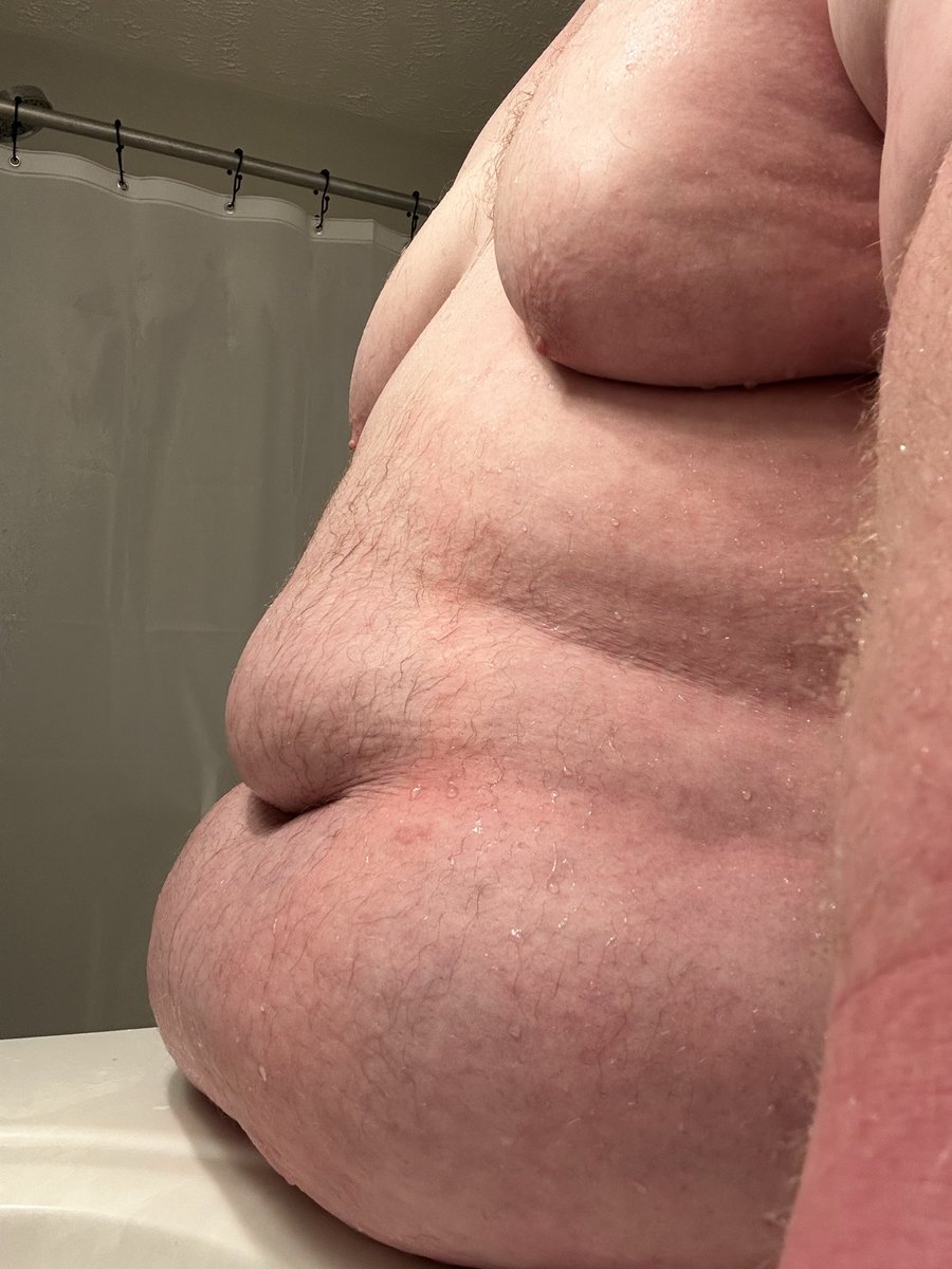 Nash_Chub's tweet image. Resting my belly on the counter…you like? 😈

#chaser4chubs
#chaser4chubby #chubbybear #chubbychaser #chub4chaser #chubbygay #gaybears #gaychaser #chubbyforchaser #daddybear #chubverse #chub #gaychubchaser #chasers #superchub #chubbottom #moobs
