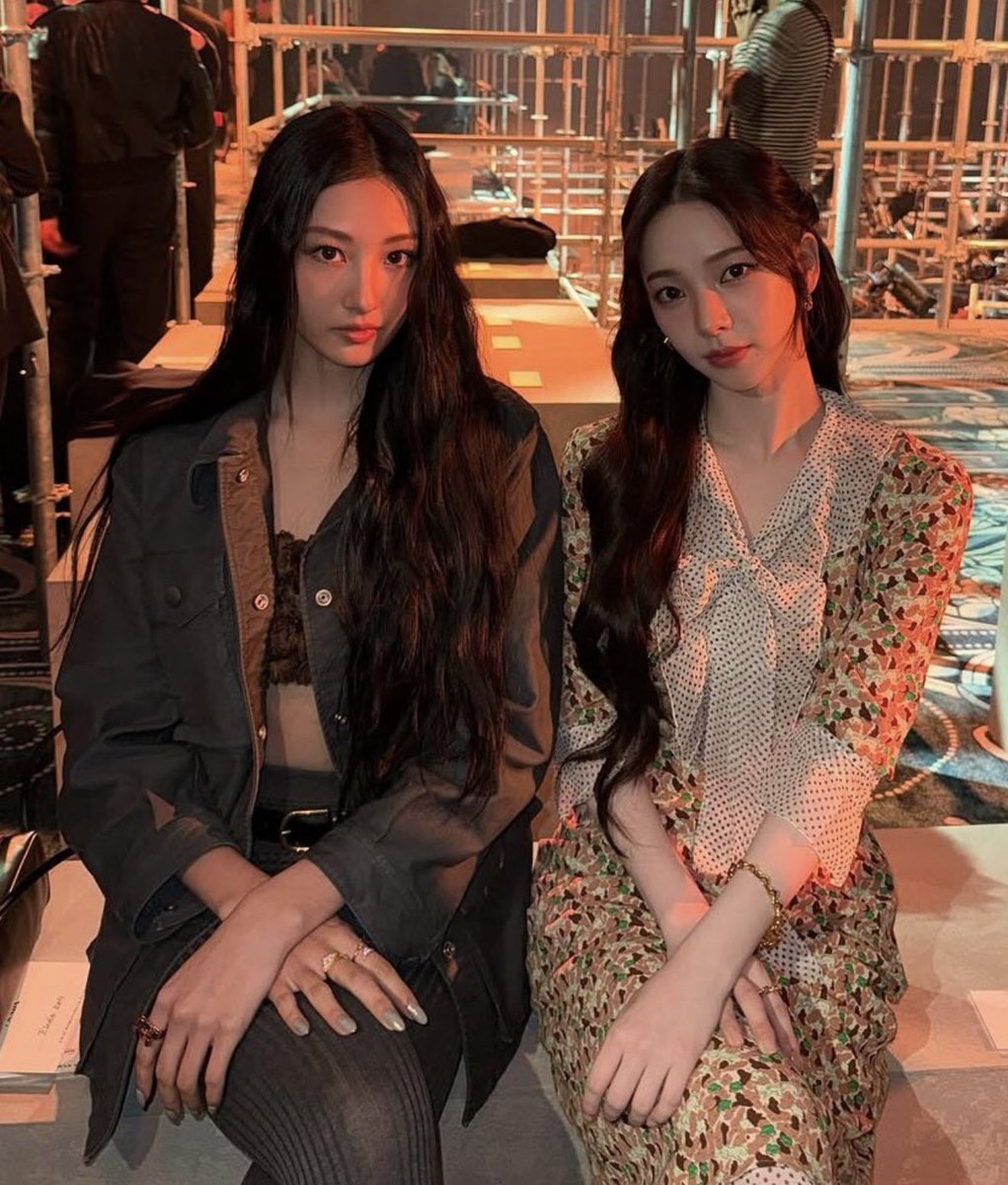mybunniesblink's tweet image. i need the 2026 version of these pictures! MY KARINA AND GAWON, PRADA GIRLIES!