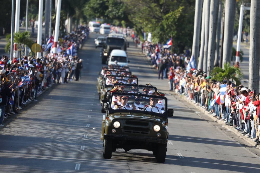 Pendant ce temps, dans les rues de La Havane, les habitants partagent le deuil des familles des héros tombés lors de l'agression impérialiste des #EEUU au #Venezuela.

En savoir plus :
x.com/i/status/20118…  
#HonoryGloria