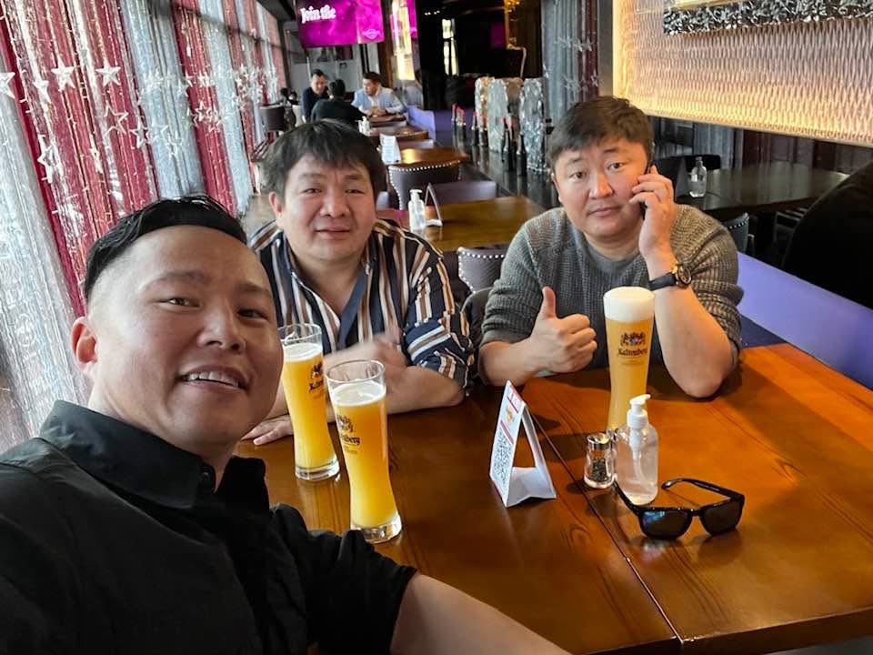 arnbld's tweet image. Энэ зураг бол 2022 онд бид 3 бөөн баяр болоод, түүнийгээ тэмдэглэж байсан агшин 😅

Юу гэхээр олон хөрөнгө оруулагчид Селл Клиникийнхээ танилцуулгыг хийж санал тавьсны эцэст нэгэн эрхэм хөрөнгө оруулахаар болоод “за одоо л эхэллээ дээ” гээд баярлацгаасан хэрэг л дээ.

Гэтэл нөгөө…