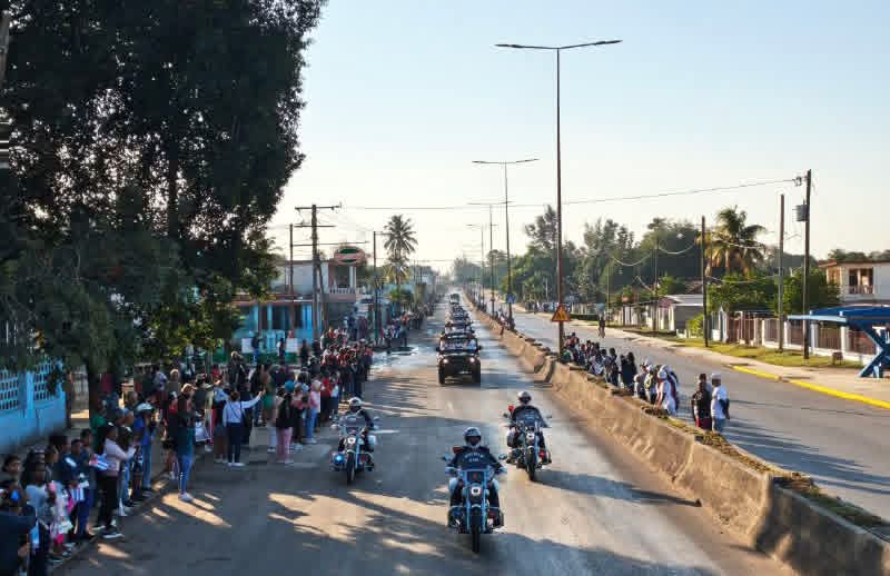 cubadebatecu's tweet image. 🇨🇺Pasadas las nueve de la mañana llegaron a la sede del Ministerio de las Fuerzas Armadas Revolucionarias, en el municipio Plaza de la Revolución, los restos mortales de los 32 cubanos caídos en el cumplimiento del deber en Venezuela.

 🔗  acortar.link/Y3ubjf