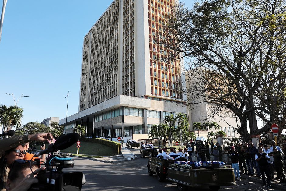 cubadebatecu's tweet image. 🇨🇺Pasadas las nueve de la mañana llegaron a la sede del Ministerio de las Fuerzas Armadas Revolucionarias, en el municipio Plaza de la Revolución, los restos mortales de los 32 cubanos caídos en el cumplimiento del deber en Venezuela.

 🔗  acortar.link/Y3ubjf
