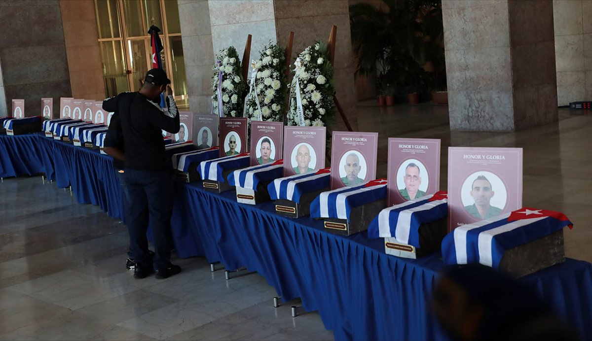 cubadebatecu's tweet image. 🇨🇺Pasadas las nueve de la mañana llegaron a la sede del Ministerio de las Fuerzas Armadas Revolucionarias, en el municipio Plaza de la Revolución, los restos mortales de los 32 cubanos caídos en el cumplimiento del deber en Venezuela.

 🔗  acortar.link/Y3ubjf