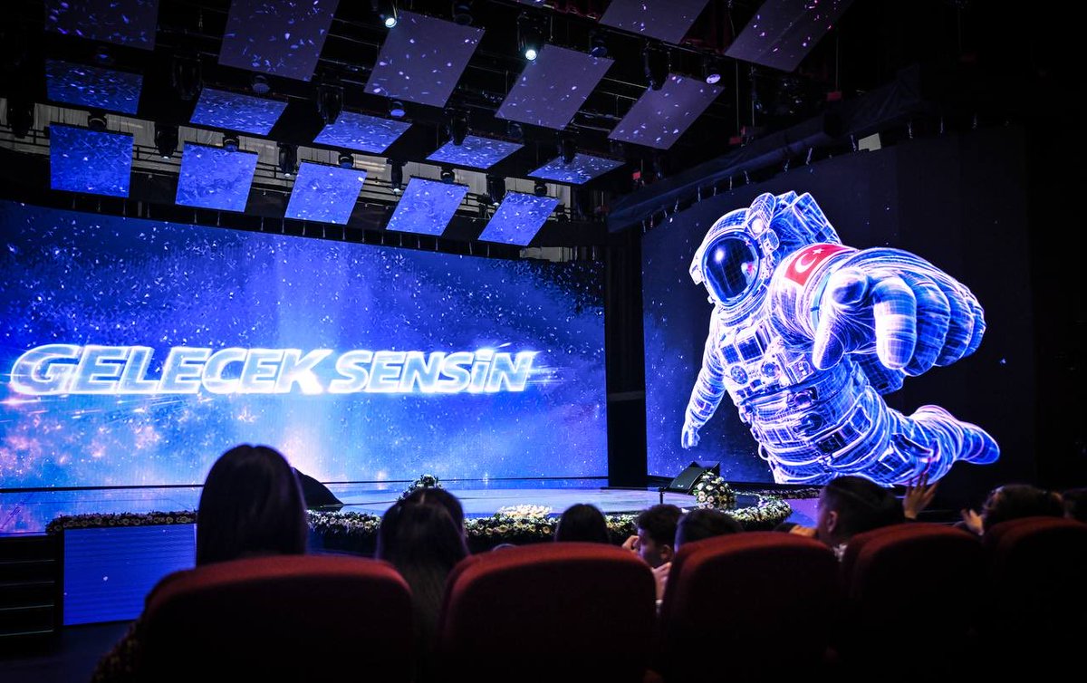 zahidsobaci's tweet image. #TRTGenç’in açılış etkinliğinde gençlerimizin coşkusu ve heyecanı görülmeye değerdi.

Dijital çağda millî ve manevi değerlerini koruyarak yol yürümek isteyen bir gençlik iradesinin bu şekilde dışa vurumu, programımızın en anlamlı hatıralarından biri olarak hafızalarda kalacaktır.