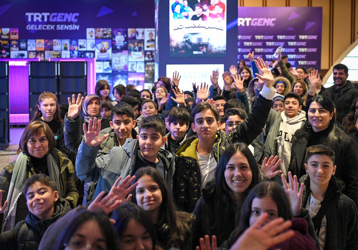 zahidsobaci's tweet image. #TRTGenç’in açılış etkinliğinde gençlerimizin coşkusu ve heyecanı görülmeye değerdi.

Dijital çağda millî ve manevi değerlerini koruyarak yol yürümek isteyen bir gençlik iradesinin bu şekilde dışa vurumu, programımızın en anlamlı hatıralarından biri olarak hafızalarda kalacaktır.