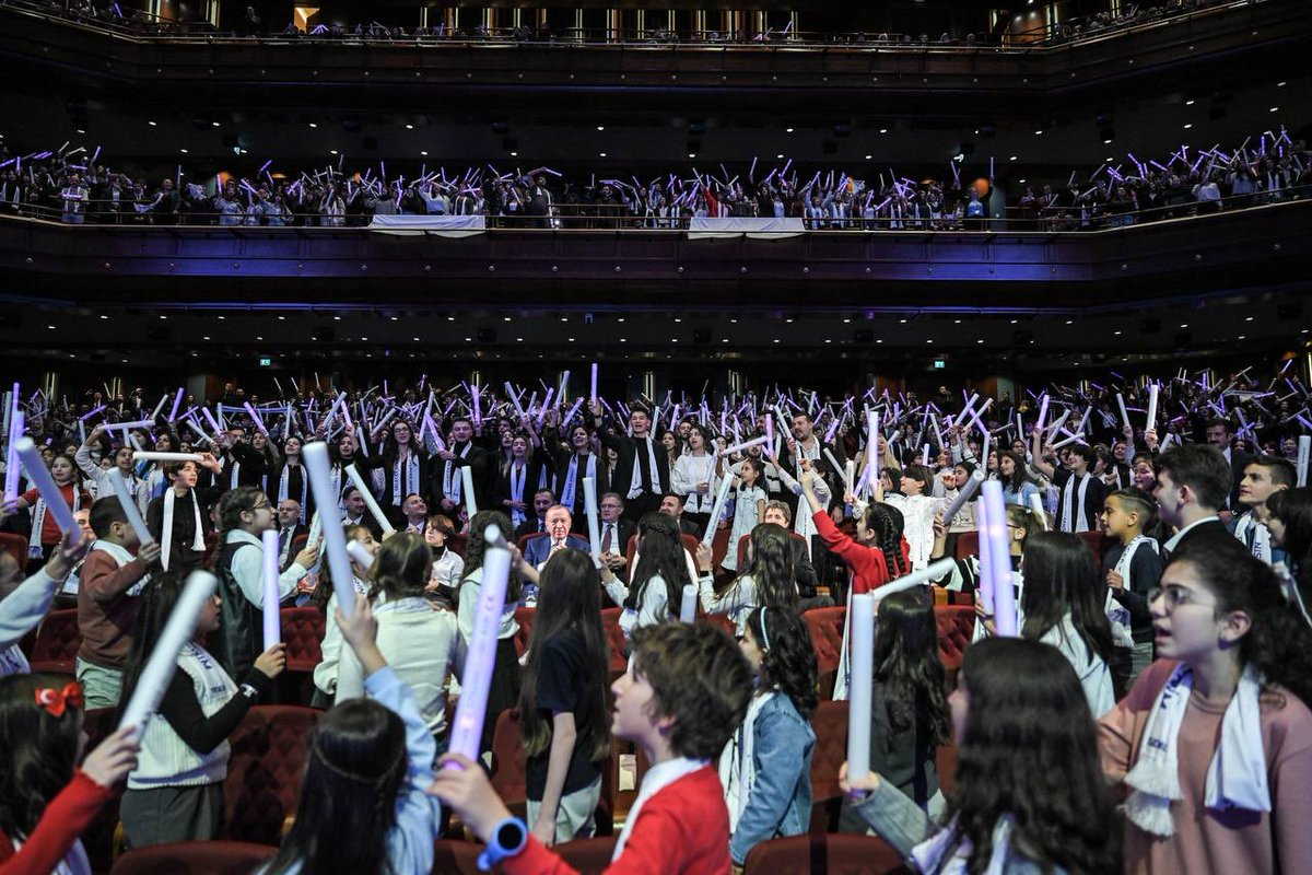 zahidsobaci's tweet image. #TRTGenç’in açılış etkinliğinde gençlerimizin coşkusu ve heyecanı görülmeye değerdi.

Dijital çağda millî ve manevi değerlerini koruyarak yol yürümek isteyen bir gençlik iradesinin bu şekilde dışa vurumu, programımızın en anlamlı hatıralarından biri olarak hafızalarda kalacaktır.