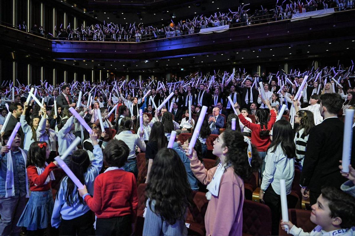 zahidsobaci's tweet image. #TRTGenç’in açılış etkinliğinde gençlerimizin coşkusu ve heyecanı görülmeye değerdi.

Dijital çağda millî ve manevi değerlerini koruyarak yol yürümek isteyen bir gençlik iradesinin bu şekilde dışa vurumu, programımızın en anlamlı hatıralarından biri olarak hafızalarda kalacaktır.