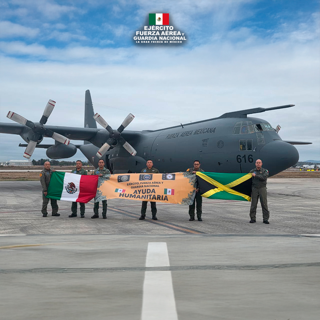 Defensamx1's tweet photo. ¡México se solidariza con Jamaica en estos momentos difíciles!

El Ejército, la Fuerza Aérea y la Guardia Nacional, en coordinación con la Agencia Mexicana de Cooperación Internacional para el Desarrollo (AMEXCID) de la Secretaría de Relaciones Exteriores, trasladarán a bordo de 2 aeronaves de transporte pesado, diversos insumos a Jamaica con el objetivo de proporcionar ayuda humanitaria tras las afectaciones por el impacto del huracán Melissa.