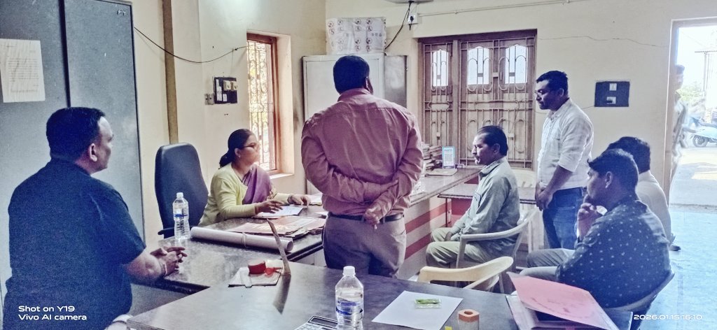 CollectorArv's tweet photo. મોજે.દેસાઈપુરા કંપો, તા.બાયડ મુકામે સામાન્ય દફતરની તપાસણી કરતાં સરપંચ સહિત સભ્યો સાથે ઈ-કેવાયસી, એગ્રીસ્ટેક રજી.,પી.એમ. કિસાન, પીવાના પાણી, વારસાઈ, પ્રાકૃતિક ખેતી કરવા બાબતે અપીલ, રી-સર્વે કામગીરી સહિત પ્રાથમિક બાબતો અંગે ચર્ચા કરવામાં આવી.
@CMOGuj @revenuegujarat @JayantiRavi https://t.co/2tB3D6LeR0