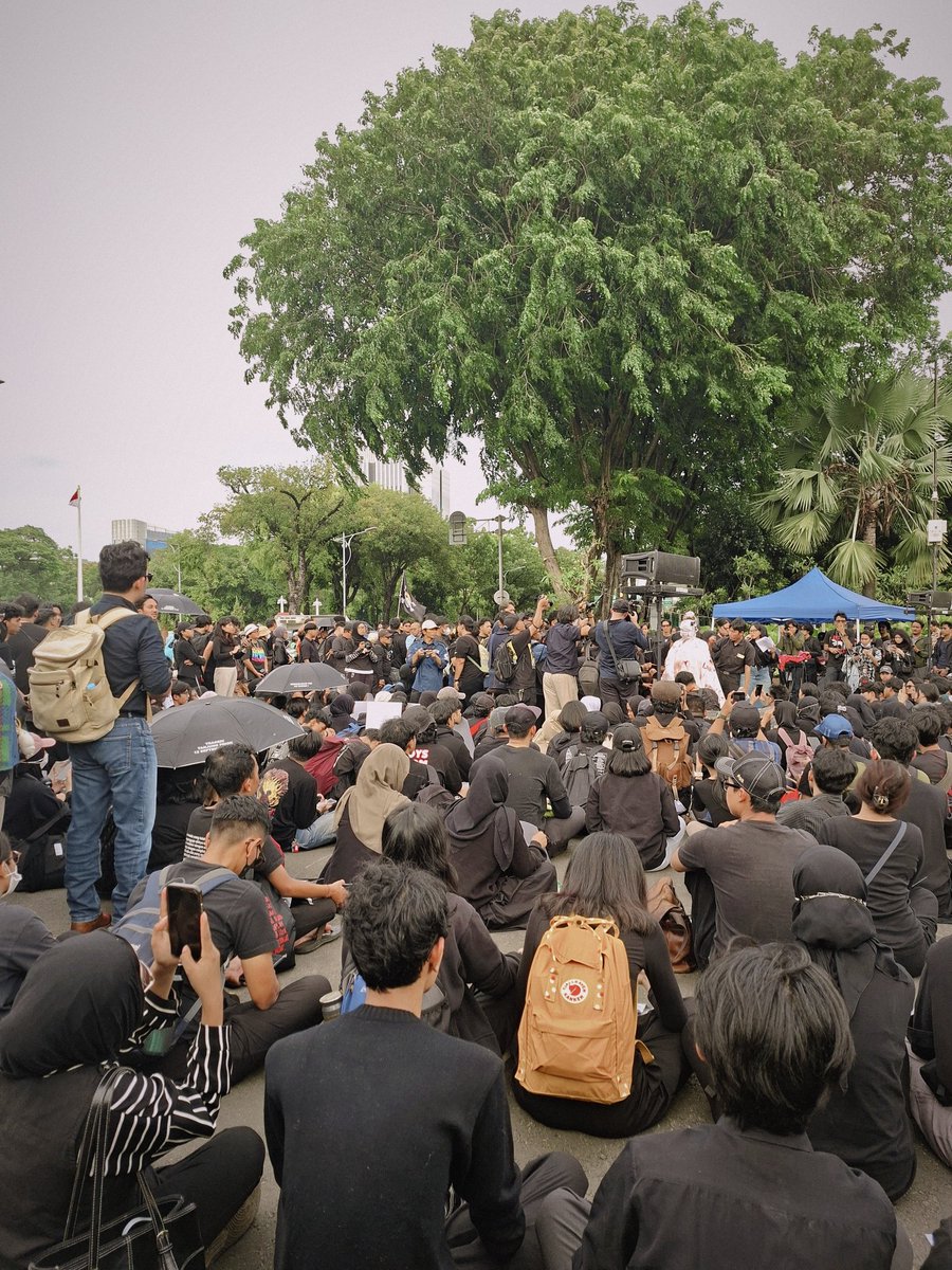 keqayaan's tweet image. memperingati 19 tahun Aksi Kamisan 🥀🕊